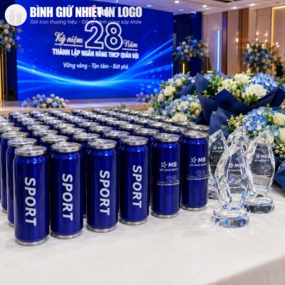 Hàng bình giữ nhiệt dáng lon màu xanh dương in logo MB kỷ niệm 28 năm thành lập được bày trí trang trọng tại sự kiện