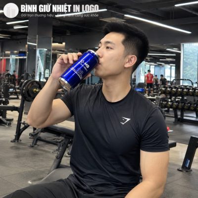 Nam thanh niên sử dụng bình giữ nhiệt dáng lon thể thao tiện lợi tại phòng tập gym