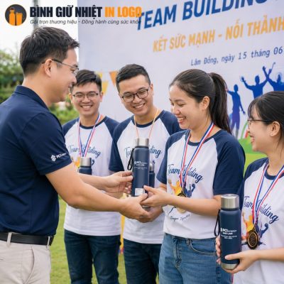 Trao tặng bình giữ nhiệt Elmich trong hoạt động team building ngoài trời của tập thể nhân viên doanh nghiệp