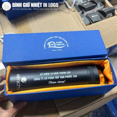 Bên trong hộp quà xi lót lụa vàng cao cấp bảo vệ tối ưu cho bình giữ nhiệt Elmich