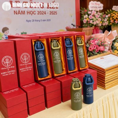 Hộp quà tặng màu đỏ lót lụa vàng xếp trang trọng tại lễ tổng kết năm học