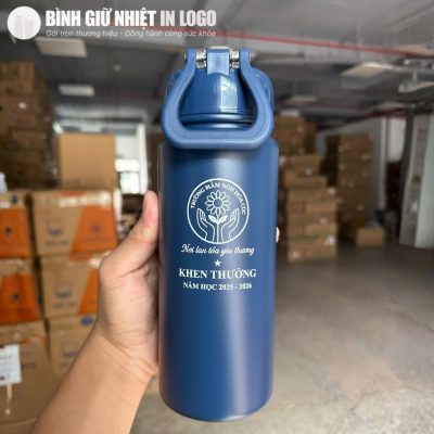 Bình giữ nhiệt GN-BN25 phiên bản màu xanh dương được in lưới logo sắc nét tại xưởng sản xuất