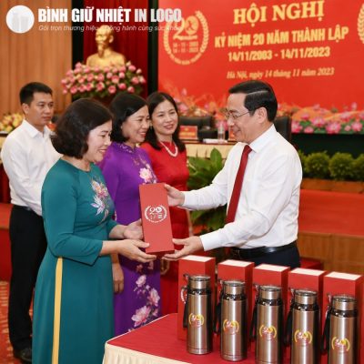 Lễ trao tặng bình giữ nhiệt inox in logo cho các đại biểu tại hội nghị kỷ niệm 20 năm thành lập