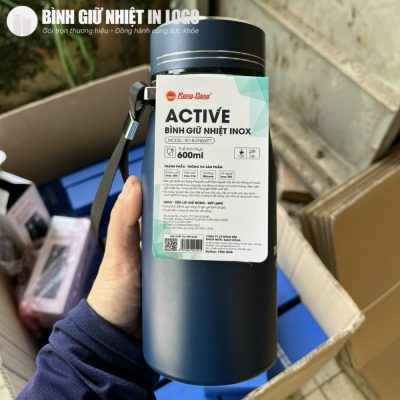 Cận cảnh tem thông số kỹ thuật của bình giữ nhiệt Active Rạng Đông với dung tích thực 600ml