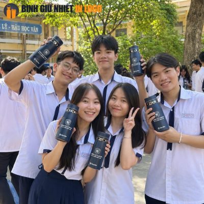 Các bạn học sinh rạng rỡ lưu lại khoảnh khắc thanh xuân cùng chiếc bình giữ nhiệt in logo niên khóa