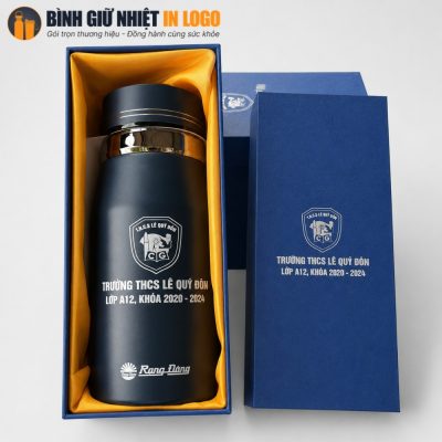 Bên trong hộp xi được lót lớp lụa vàng óng ánh nâng niu chiếc bình giữ nhiệt