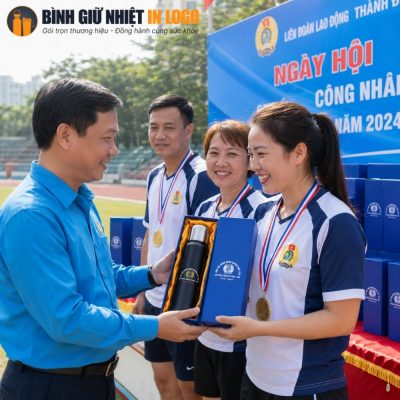 Đoàn viên công đoàn nhận quà tặng bình giữ nhiệt tại ngày hội thể thao