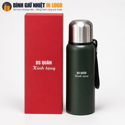 Bộ sản phẩm bình giữ nhiệt màu xanh lá GN-BN22 đặt cạnh hộp đựng màu đỏ in logo DS QUÂN sắc nét