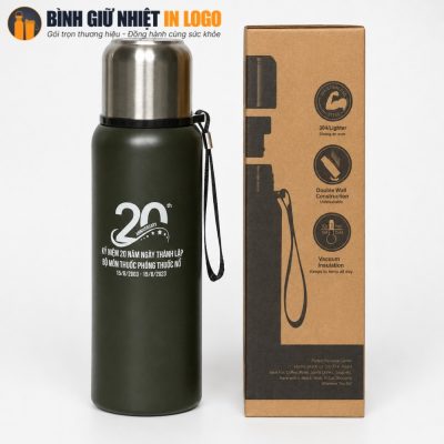 Bình giữ nhiệt màu xanh rêu nhám đặt cạnh hộp giấy kraft nguyên bản của nhà sản xuất La Fonte