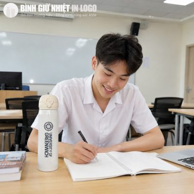 Sinh viên sử dụng bình giữ nhiệt GN-BN02 màu trắng khi học tập trong lớp