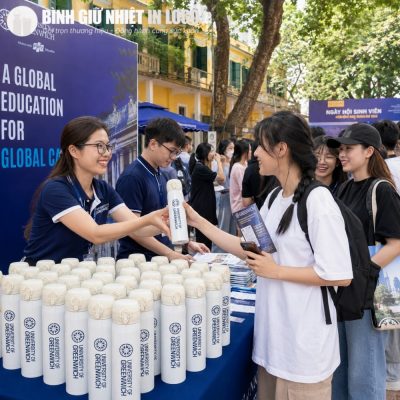 Phát tặng bình giữ nhiệt in logo cho tân sinh viên tại sự kiện chào đón của trường