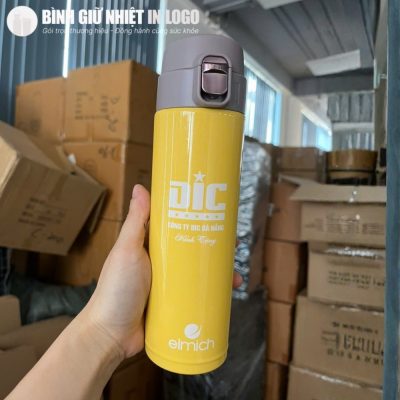 Cận cảnh chiếc bình giữ nhiệt Elmich màu vàng được kiểm tra chất lượng kỹ lưỡng tại kho hàng trước khi xuất xưởng