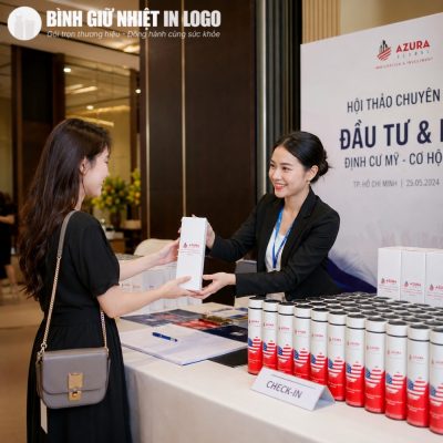 Nhân viên Azura Global trao tặng bình giữ nhiệt GN-BN03 đóng hộp chỉn chu cho khách hàng tại hội thảo di trú Mỹ
