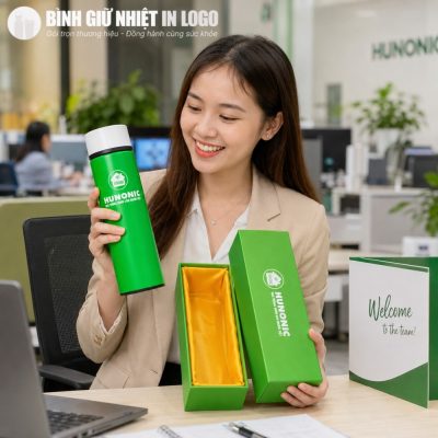 Thành viên mới rạng rỡ nhận bộ Welcome Kit có bình giữ nhiệt GN-BN06 đặt trong hộp xi lót lụa