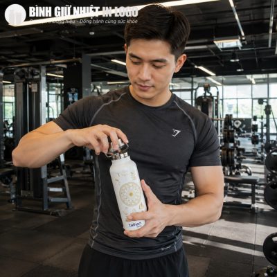 Nam thanh niên trẻ sử dụng bình giữ nhiệt GN-BN29 tại phòng tập gym nhờ thiết kế quai xách kim loại tiện lợi