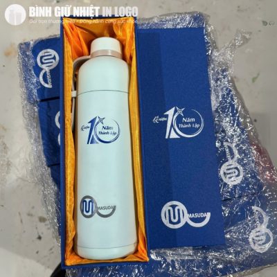 Hộp xi lót lụa vàng sang trọng nâng niu chiếc bình giữ nhiệt in logo kỷ niệm ngày thành lập