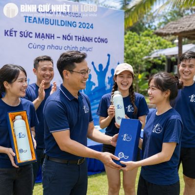 Tập thể nhân viên Masuda vui mừng nhận bộ quà tặng bình giữ nhiệt trong ngày hội teambuilding