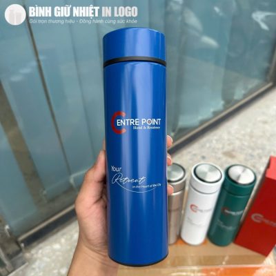 Cận cảnh bình giữ nhiệt màu xanh dương đậm in logo Centre Point sắc nét
