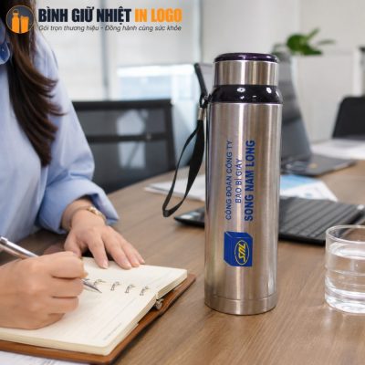 Cận cảnh bình giữ nhiệt GN-BN17 đặt trên bàn làm việc bên cạnh sổ ghi chép