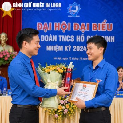 Đại diện ban tổ chức trao tặng bình giữ nhiệt kèm bằng khen vinh danh đoàn viên xuất sắc trên sân khấu