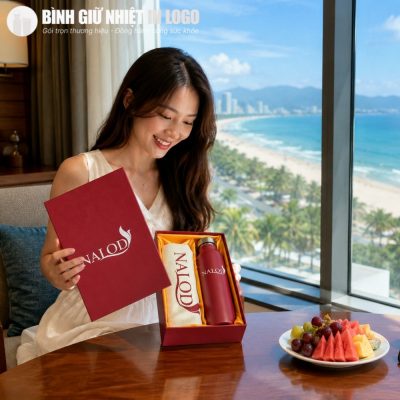 Khách hàng mở hộp quà tặng giftset Nalod trong phòng lưu trú hướng biển Mỹ Khê