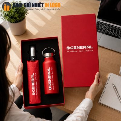 Hộp quà tặng đỏ rực rỡ được mở ra ngay tại bàn làm việc công sở, thể hiện sự chu đáo của doanh nghiệp
