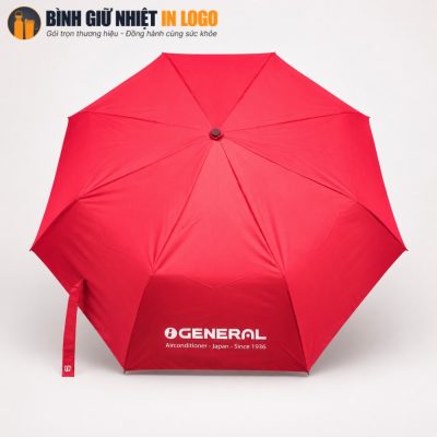 Tán ô dù màu đỏ khi mở rộng căng mịn, in logo thương hiệu sắc nét ở vị trí dễ quan sát nhất