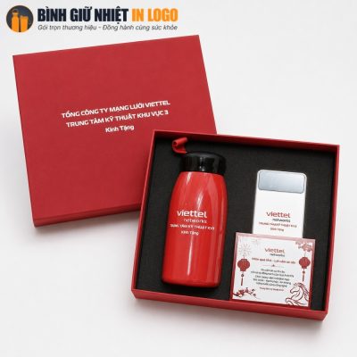 Hộp quà tặng giftset mở góc nghiêng nổi bật với logo nhũ bạc trên nắp hộp đỏ