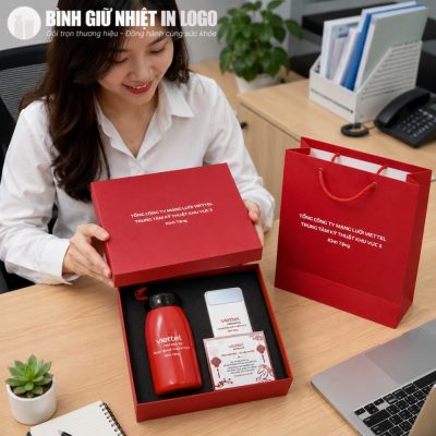 Nhân viên văn phòng mở hộp quà tặng giftset công nghệ Viettel tại bàn làm việc