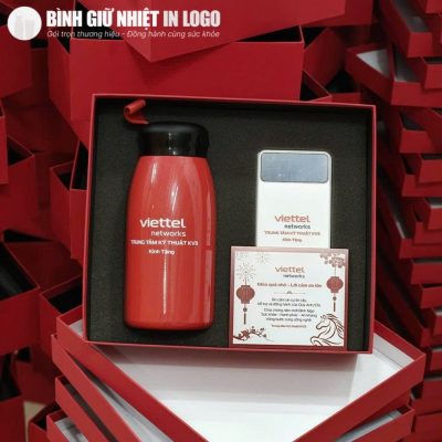 Cận cảnh bộ giftset công nghệ gồm bình giữ nhiệt đỏ sạc dự phòng trắng và thiệp chúc mừng năm mới