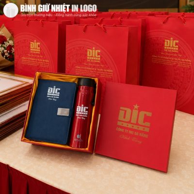 Hàng loạt túi giấy quà tặng và bộ giftset GN-GS09 màu đỏ rực rỡ chuẩn bị cho sự kiện đại hội.
