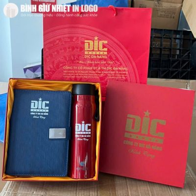 Hình ảnh thực tế bộ quà tặng GN-GS09 kèm túi giấy đỏ in logo nhũ vàng sắc nét.