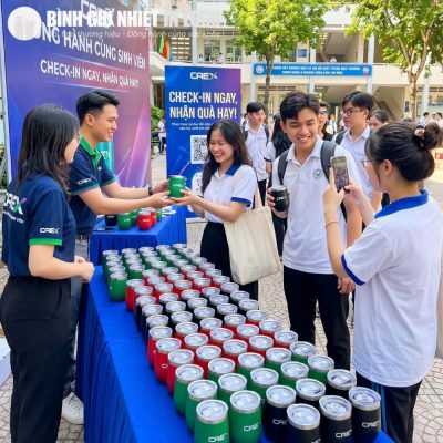 Hoạt động trải nghiệm check-in nhận quà tặng cốc giữ nhiệt dáng trứng GN-LC02 của các bạn sinh viên