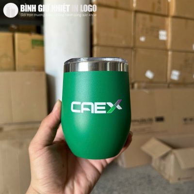 Cận cảnh cốc giữ nhiệt dáng trứng màu xanh lá cây in logo CAEX sắc nét