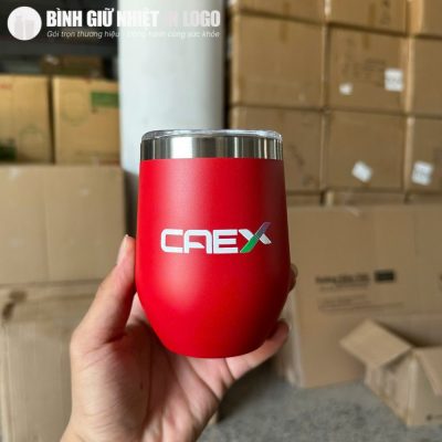 Phiên bản cốc giữ nhiệt dáng trứng màu đỏ đô ấm áp với bề mặt hoàn thiện mịn màng