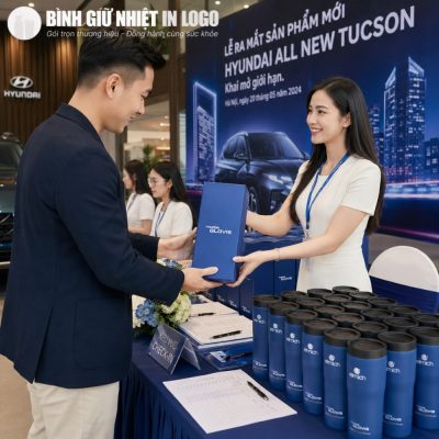 Quầy check-in sự kiện ra mắt Hyundai Tucson trưng bày hàng loạt cốc Elmich in logo làm quà tặng