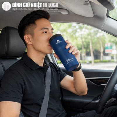 Khách hàng sử dụng cốc Elmich xanh navy tiện lợi khi đang lái xe ô tô