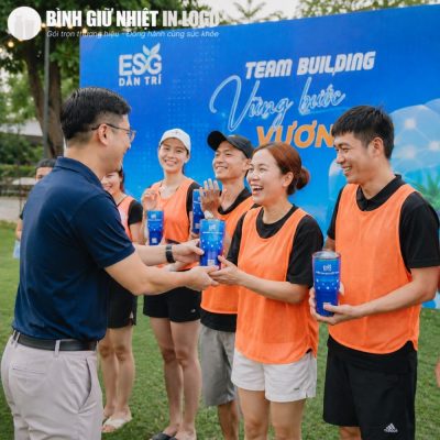 Thành viên tham gia hoạt động team building hào hứng nhận cốc giữ nhiệt GN-LC08 làm quà tặng lưu niệm