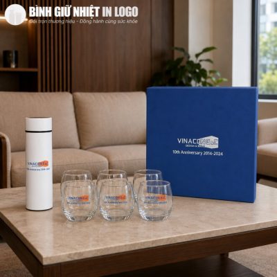 Bộ quà tặng GN-GS02 gồm bình giữ nhiệt màu trắng và sáu cốc thủy tinh in logo thương hiệu bày trên bàn trà phòng khách