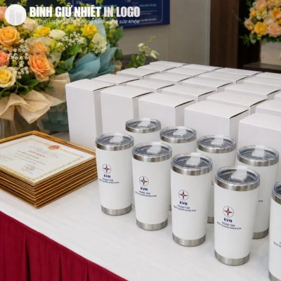 Hàng loạt ly giữ nhiệt GN-LC04 in logo EVN được trưng bày ngay ngắn chuẩn bị cho buổi lễ tuyên dương
