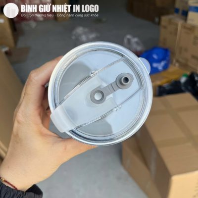 Cận cảnh thiết kế nắp nhựa PP trong suốt có lỗ cắm ống hút và gioăng cao su chống tràn hiệu quả
