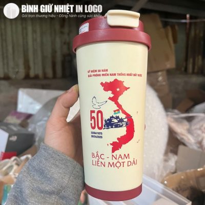 Cận cảnh mặt trước ly giữ nhiệt in hình bản đồ Việt Nam sắc nét cùng biểu tượng kỷ niệm 50 năm giải phóng