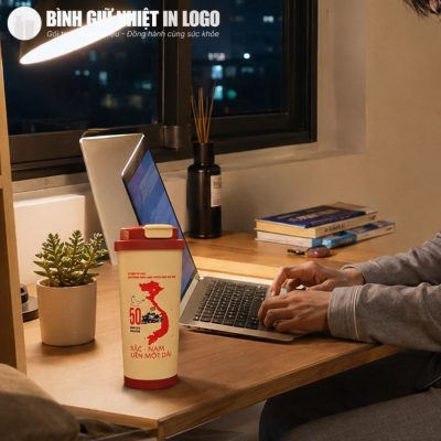 Ly giữ nhiệt đặt tiện lợi trên bàn làm việc bên cạnh máy tính phục vụ nhu cầu uống nước cả ngày