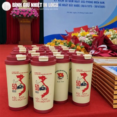 Hàng ly giữ nhiệt GN-LC07 xếp ngay ngắn trên bàn đại biểu chuẩn bị cho lễ kỷ niệm trang trọng