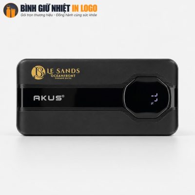 Sạc dự phòng AKUS màu đen in logo Le Sands sắc nét với màn hình hiển thị % pin